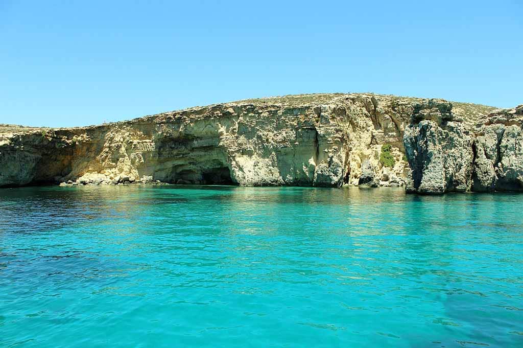 Jaskinie wyspy Comino podczas rejsu