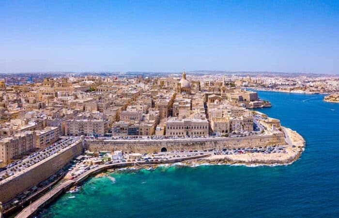 Port Valletta i mury twierdzy Malta