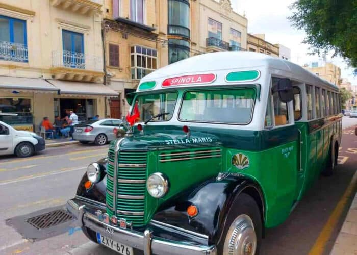 Ретро малтийски автобус в Моста