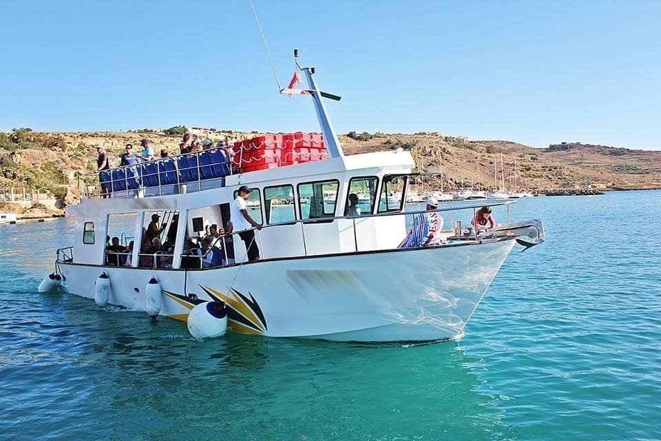 Плаване с лодка до Комино Малта