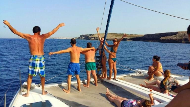 Szczęśliwi ludzie na prywatnym rejsie katamaranem na Malcie
