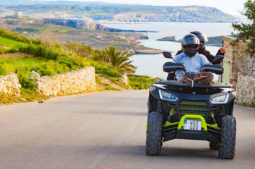 Квадроцикл взбирается на холм пляжа Хондок ир-Руммиен во время экскурсии по Гозо