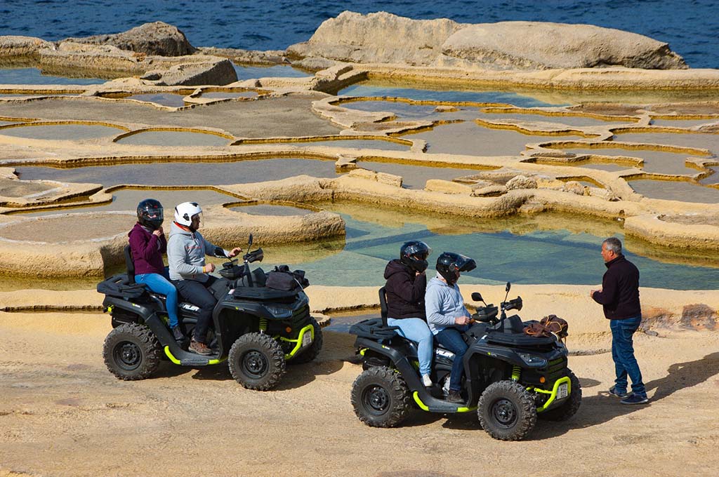 Las salinas de Gozo forman parte de la excursión en quad en coche por Gozo