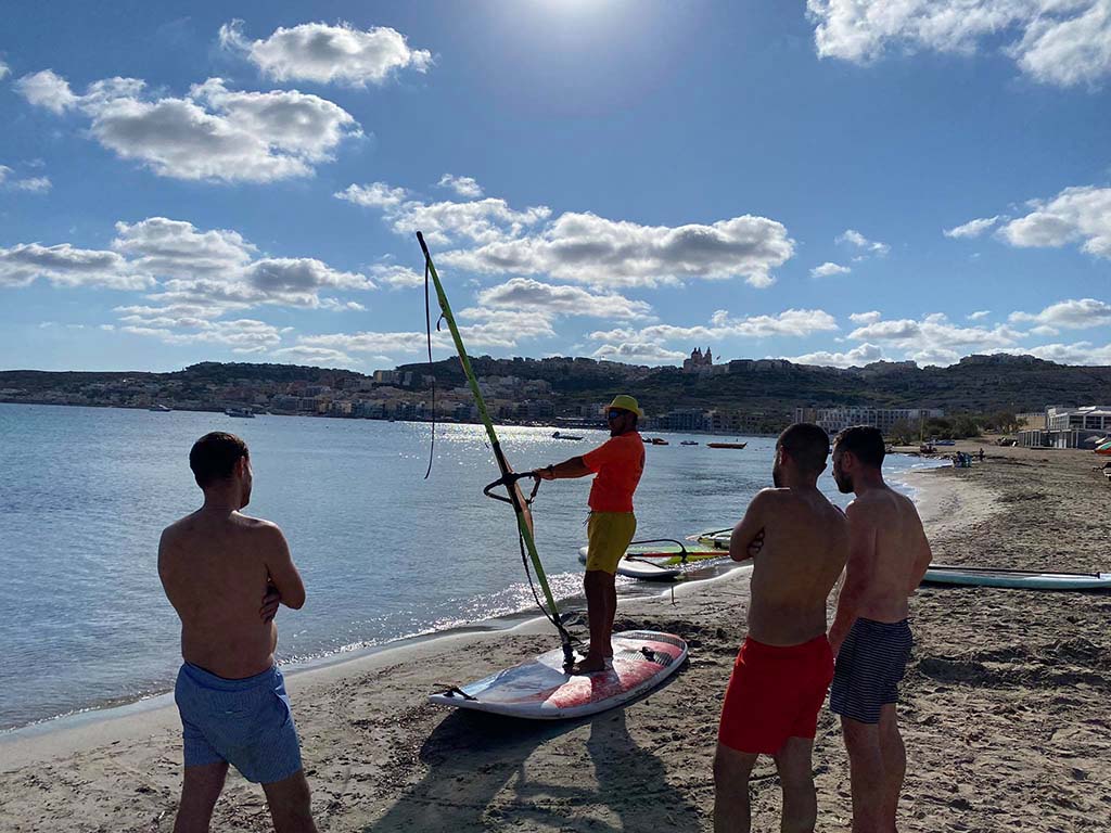 Istruttore che mostra come fare windsurf a Malta