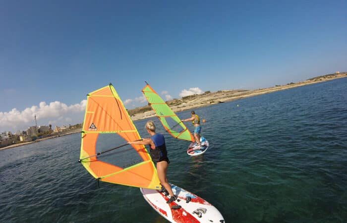 Windsurferzy pokazujący postępy podczas kursu na Malcie