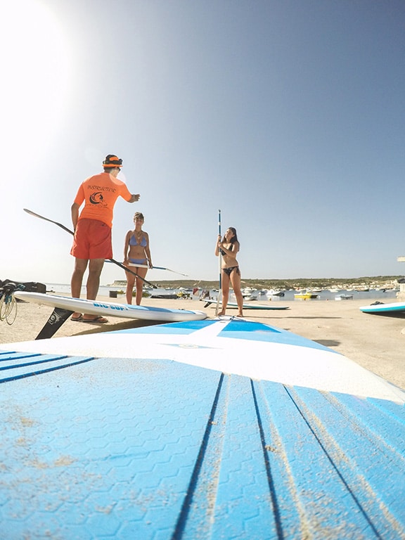 Les premiers pas en Stand up paddle boarding se font sur la plage de Malte.