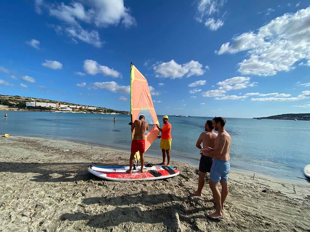 Entrenamiento para windsurfistas principiantes en la playa de Malta