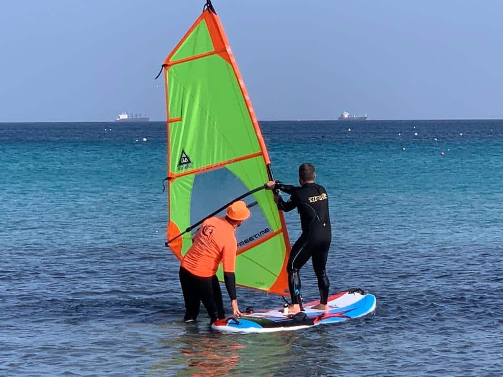 Początkujący windsurfer próbuje złapać wiatr na Malcie